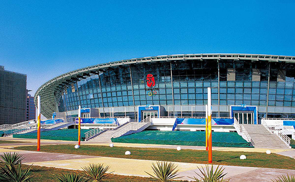 安裝索樂圖導(dǎo)光管的體育館